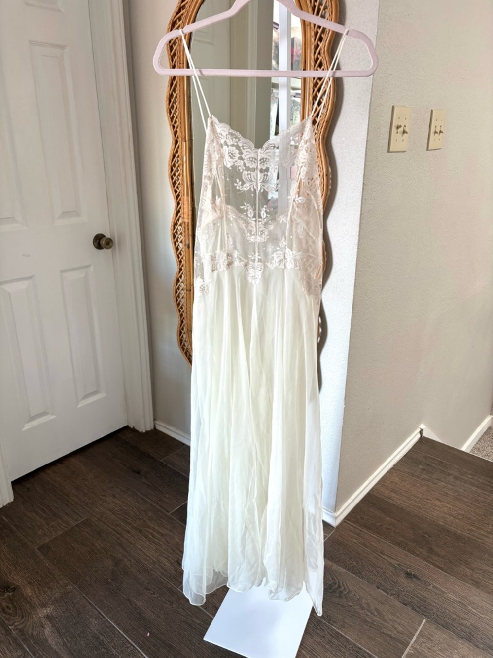 Joie De Vie / Vintage White Lace Slip Nightgown Dress Lingerie